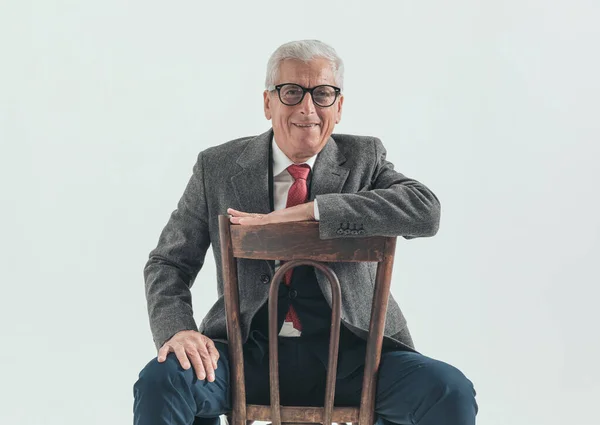 Feliz Sentado Velho Homem Com Cabelos Grisalhos Segurando Braços Cadeira — Fotografia de Stock