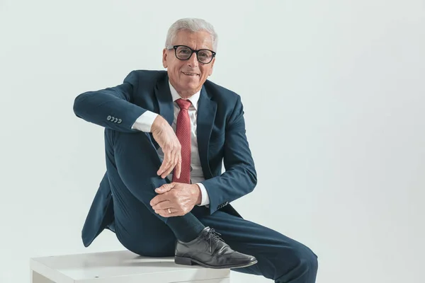 Feliz Hombre Elegante Con Pelo Canoso Sosteniendo Rodilla Sonriendo Pasándolo —  Fotos de Stock