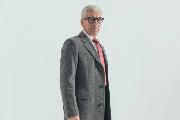 Vista Lateral Homem Elegante Seus Anos Vestindo Casaco Longo Terno — Fotografia de Stock