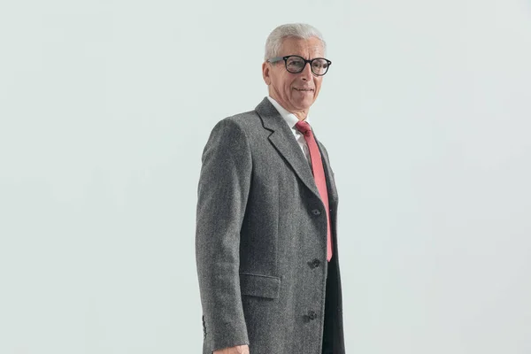 Homem Negócios Senor Feliz Com Óculos Sendo Elegante Vestindo Terno — Fotografia de Stock