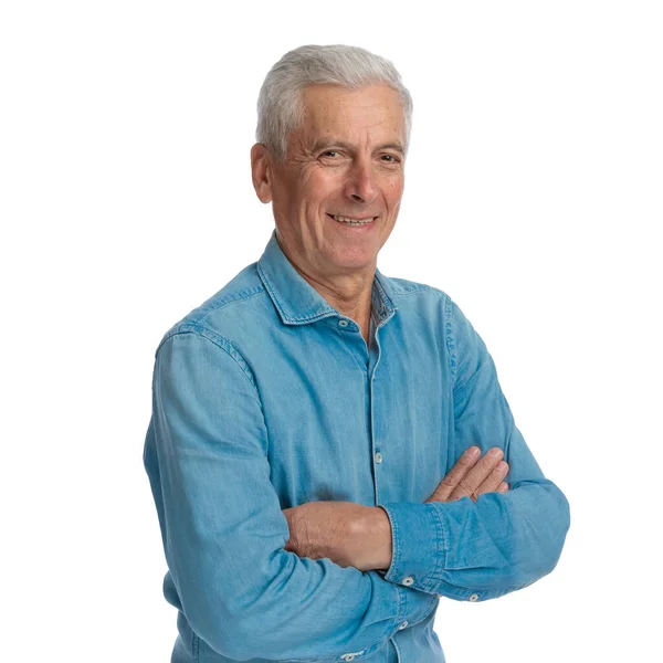 Portrét Pohledného Starého Muže Šedými Vlasy Modré Džínové Košili Zkřížené — Stock fotografie