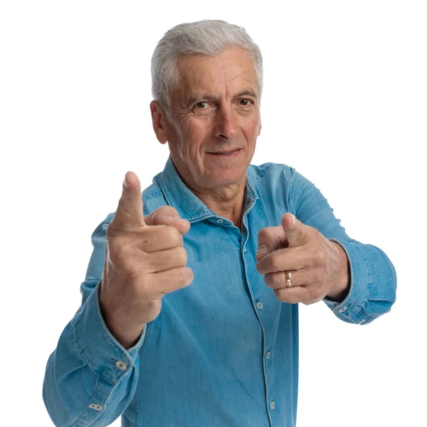 Retrato Hombre Viejo Bien Parecido Camisa Mezclilla Siendo Fresco Señalando — Foto de Stock