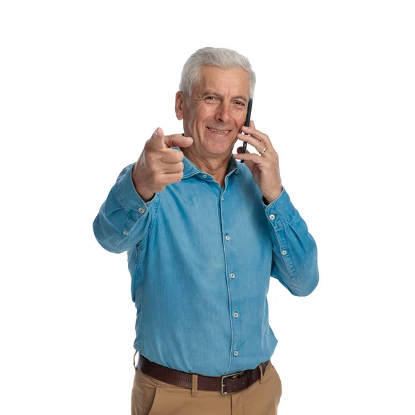 Feliz Anciano Teniendo Una Conversación Telefónica Apuntando Con Dedo Sonriendo — Foto de Stock