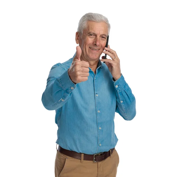 Knappe Oude Man Praten Aan Telefoon Gelukkig Zijn Lachen Duimen — Stockfoto
