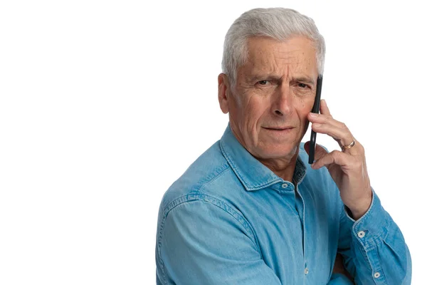 Retrato Anciano Pelo Gris Conversando Por Teléfono Posando Frente Fondo — Foto de Stock