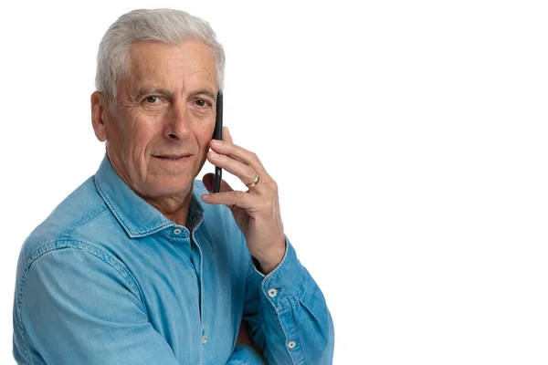 Hombre Casual Con Pelo Gris Hablando Por Teléfono Posando Delante —  Fotos de Stock