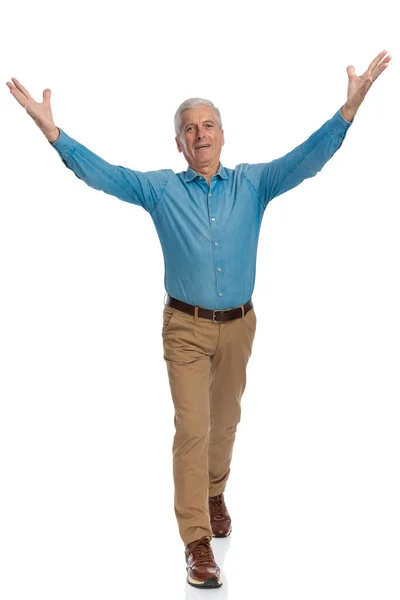 Orgulloso Anciano Sosteniendo Los Brazos Aire Aplaudiendo Victoria Frente Fondo —  Fotos de Stock