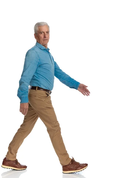 Widok Boku Stary Dorywczy Człowiek Trampki Chodzenie Poruszanie Się Przed — Zdjęcie stockowe