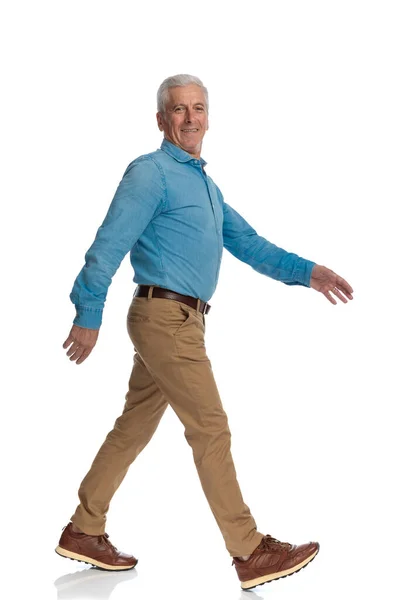 Vista Lateral Hombre Viejo Feliz Con Zapatillas Sonriendo Caminando Delante —  Fotos de Stock