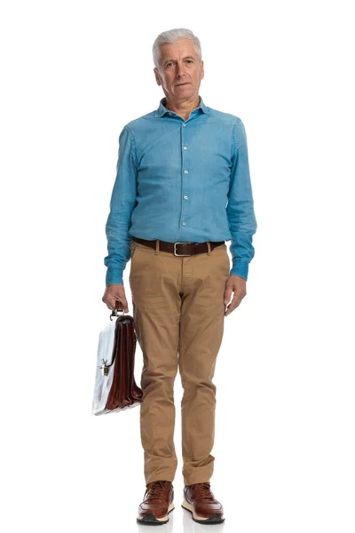 Serieuze Oude Man Met Tas Dragen Denim Shirt Chino Broek — Stockfoto