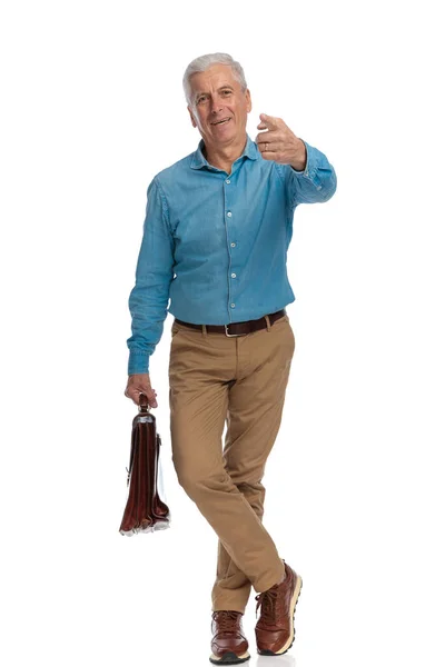 Happy Old Man Briefcase Pointing Finger Choosing Smiling While Standing — Stock Photo, Image
