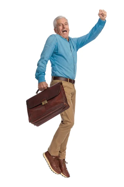 Hombre Excitado Con Pelo Gris Sosteniendo Maleta Saltando Aire Animando — Foto de Stock