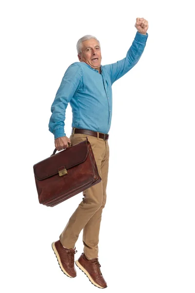 Anciano Con Maleta Sosteniendo Puño Saltando Aire Frente Fondo Blanco —  Fotos de Stock