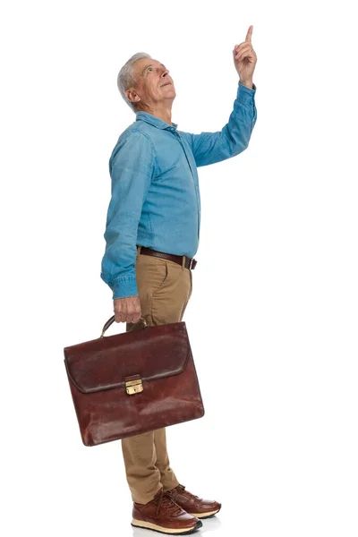 Vista Lateral Del Curioso Anciano Con Pelo Gris Sosteniendo Maleta —  Fotos de Stock