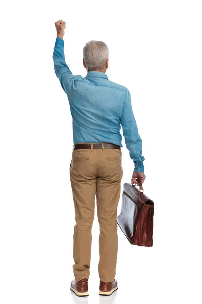 Oude Man Met Grijze Haar Holding Bag Vieren Met Vuist — Stockfoto