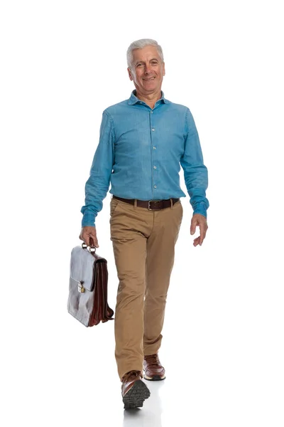 Orgulloso Anciano Sosteniendo Bolsa Una Mano Sonriendo Pisando Fondo Blanco —  Fotos de Stock