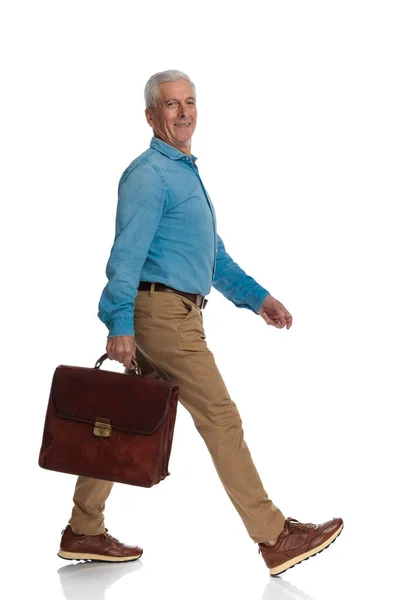 Gelukkig Casual Man Met Koffer Glimlachen Lopen Voorkant Van Witte — Stockfoto