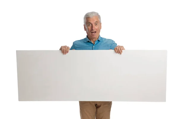 Sorprendido Anciano Sosteniendo Tablero Blanco Vacío Mostrándolo Pie Presentando Sobre —  Fotos de Stock