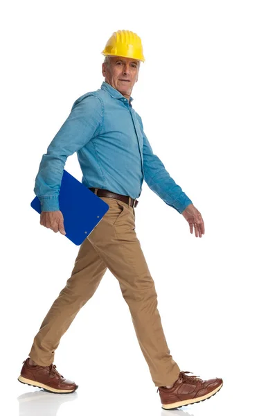Σοβαρός Γέρος Στα Του Περπατά Για Ελέγξει Την Κατασκευή Φορώντας — Φωτογραφία Αρχείου