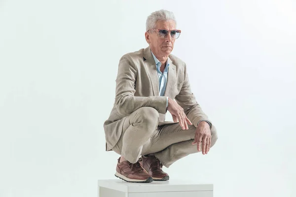 Mode Alter Mann Seinen 60Ern Mit Ellbogen Auf Knien Hocken — Stockfoto