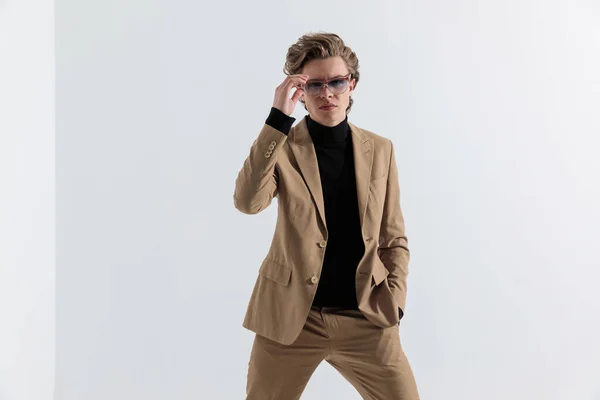 Mooi Blond Model Dragen Cool Pak Aanpassen Zonnebril Poseren Met — Stockfoto