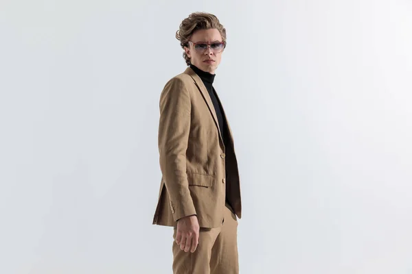 Attraktiv Ung Kille Med Solglasögon Bär Beige Kostym Och Poserar — Stockfoto