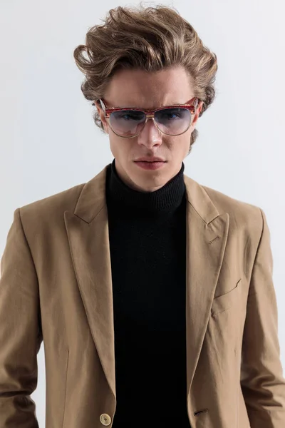 Ausschnittbild Eines Coolen Mannes Mit Blonden Langen Haaren Und Sonnenbrille — Stockfoto