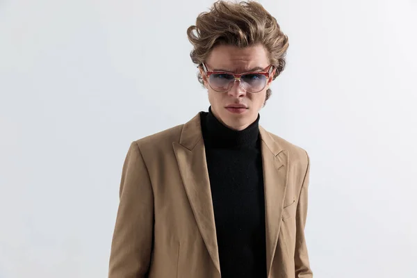 Porträtt Snygg Ung Kille Smart Casual Outfit Poserar Framför Grå — Stockfoto