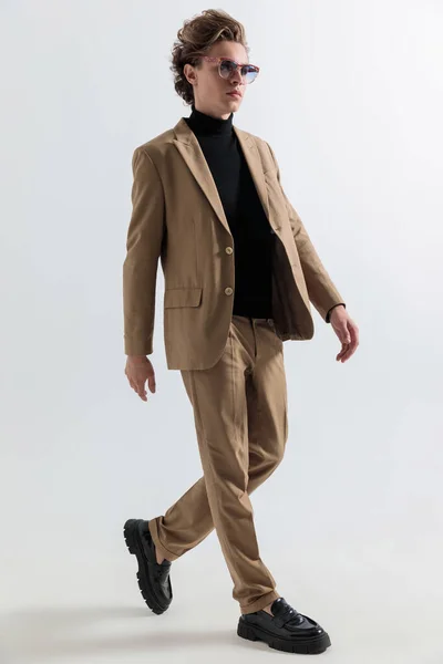 Jonge Mode Man Slimme Casual Outfit Kijken Weg Lopen Voorkant — Stockfoto