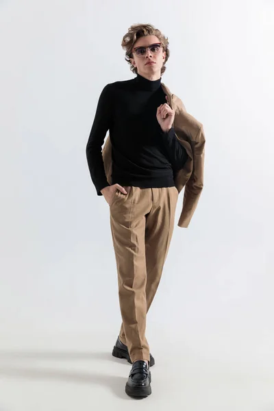Άνθρωπος Της Μόδας Μακριά Μαλλιά Κρατώντας Σακάκι Κοστούμι Πάνω Από — Φωτογραφία Αρχείου