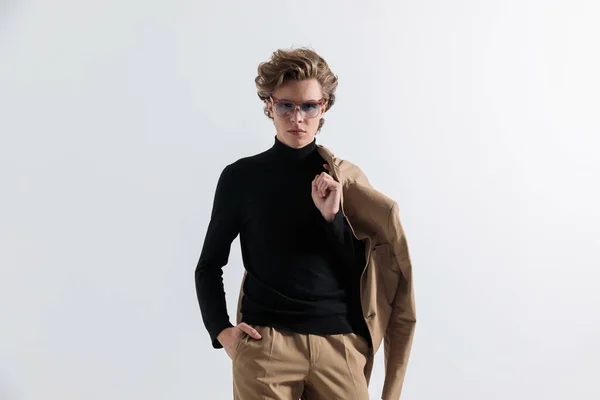 Jonge Man Met Een Zonnebril Poseren Met Hand Zak Terwijl — Stockfoto