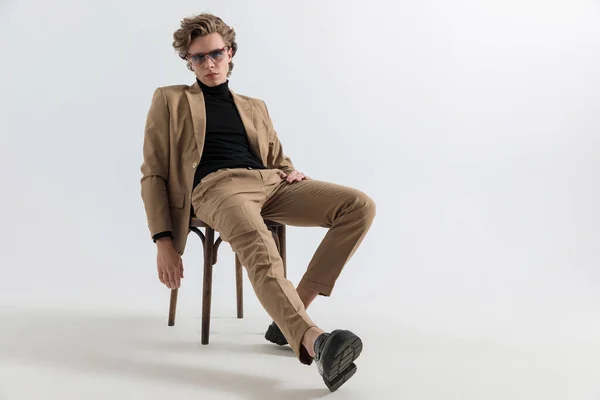 Cool Ung Man Med Solglasögon Sitter Trästol Ett Sätt Pose — Stockfoto