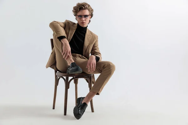 Cooler Junger Mann Mit Langen Haaren Auf Holzstuhl Sitzend Mit — Stockfoto