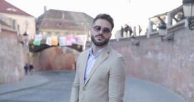 Transilvanya 'nın eski bir ortaçağ kasabasında güneş gözlüklü zarif bir adamın gülüşünü ve kendini iyi hissedişini gösteren bir video projesi.