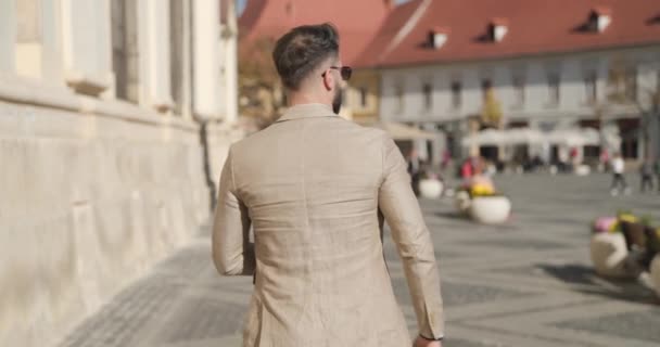 Achter Het Zicht Van Koele Elegante Man Met Mode Kapsel — Stockvideo