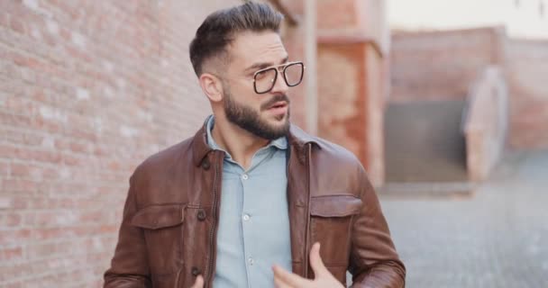 Homme Mode Confiant Ajustant Veste Les Lunettes Cuir Regardant Autour — Video