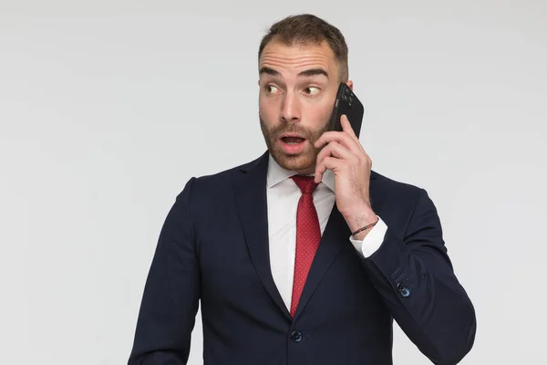 Surprised Young Man Having Phone Conversation Looking Side Posing Shocked — Stock Photo, Image