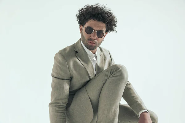 Sexy Bearded Businessman Curly Hair Wearing Glasses Crouching Front Grey — Stok fotoğraf