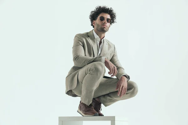 Curly Hair Guy Elegant Suit Holding Elbow Knee Crouching While — Stock Photo, Image