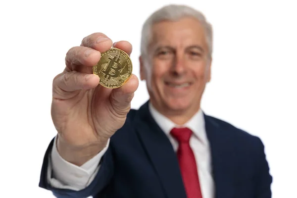 Old Businessman Presenting Bitcoin Camera Encouraging Invest Crypto Coins — Zdjęcie stockowe
