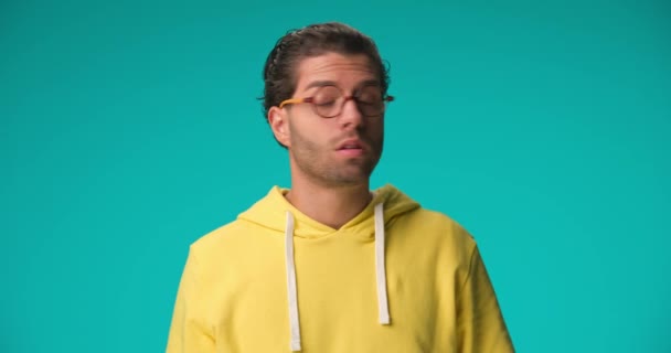 Curly Hair Man Yellow Hoodie Looking Both Sides Holding Fists — Vídeo de stock