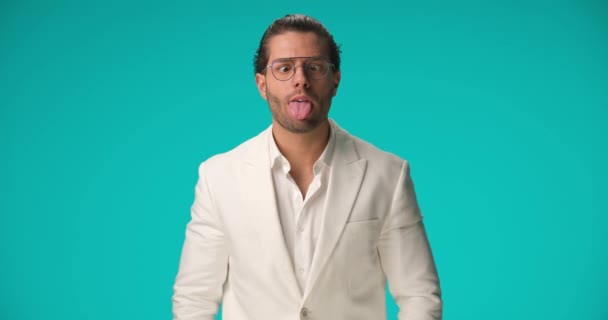 Project Video Silly Smart Casual Man Wearing White Suit Open — Stock video