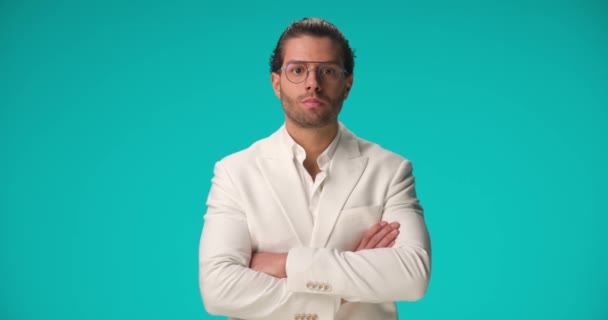 Handsome Arabic Man White Suit Open Collar Shit Crossing Arms — Vídeo de Stock