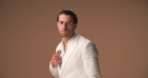 Confident Man White Suit Sunglasses Open Collar Shirt Moving Posing — Vídeo de Stock