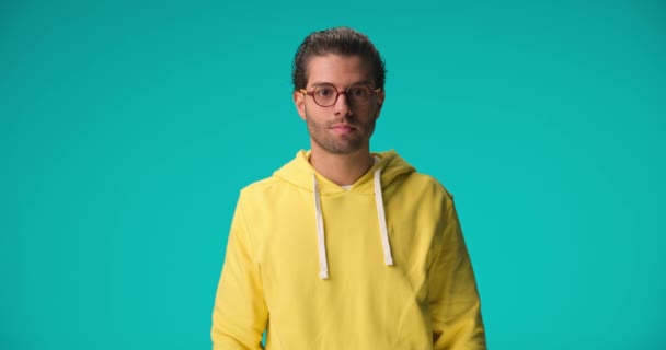Project Video Happy Arabic Man Wearing Yellow Hoodie Glasses Crossing — Vídeos de Stock