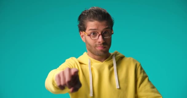 Handsome Casual Arabic Man Yellow Hoodie Pointing Fingers Smiling Inviting — Wideo stockowe