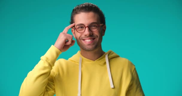 Project Video Smart Young Man Glasses Pointing Fingers Head Smiling — Vídeo de stock