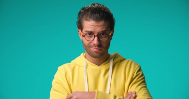 Sexy Casual Man Glasses Making Telephone Gesture Showing His Muscles — Stok video