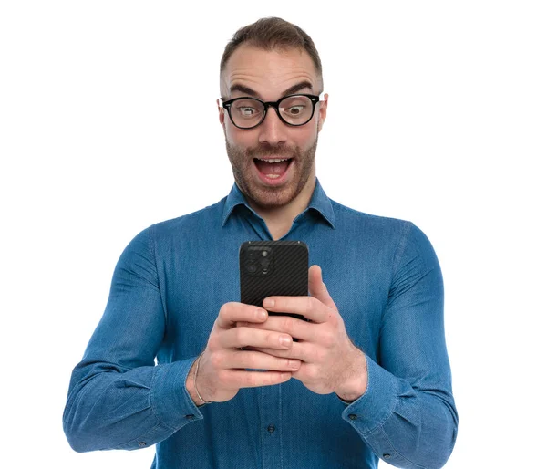 Portrait Shocked Young Guy Holding Telephone Reading Emails Front White — Stok fotoğraf
