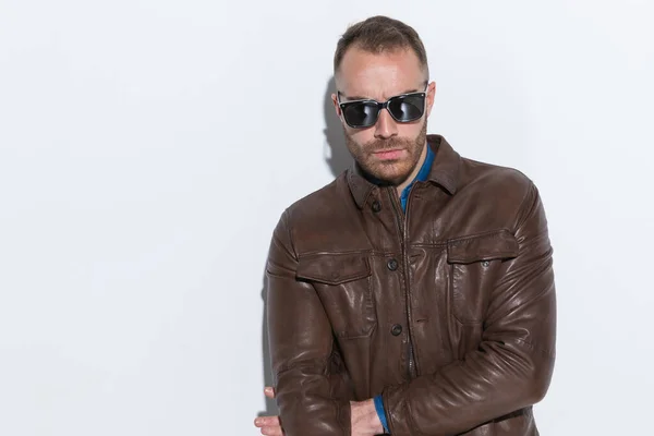 Cool Fashion Guy Brown Leather Jacket Sunglasses Posing Confident Way — Stock Photo, Image